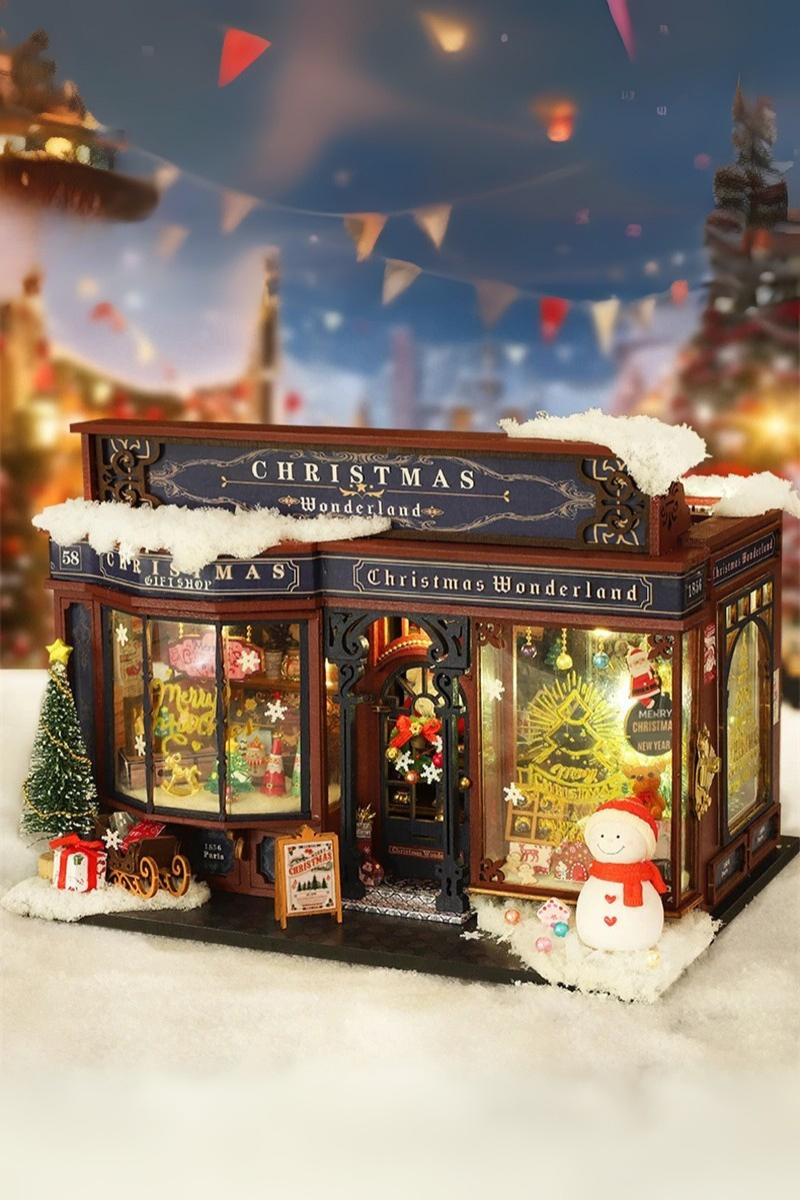 DIY miniature Christmas shop called “Jolly & Pine Christmas Shoppe,” featuring snow-dusted rooftops, holiday lights, a sleigh, Christmas tree, and cozy window displays. Ideal for holiday crafts, DIY mini home kits, and miniature house collectors.